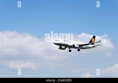 Barcelone, Espagne; 27 avril 2019: Avion de la compagnie aérienne Lufthansa Airbus A320 atterrissant à l'aéroport Josep Tarradellas Barcelona-El Prat Banque D'Images