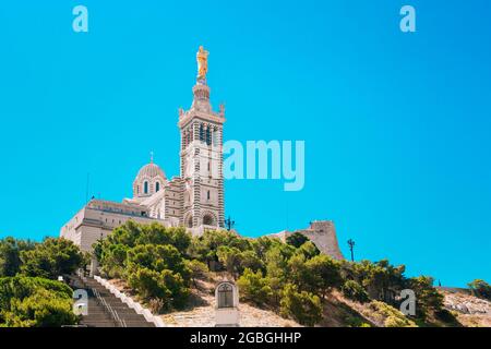 Basilique catholique de notre-Dame de la Garde ou église notre-Dame de la Garde à la colline de Marseille, France Banque D'Images