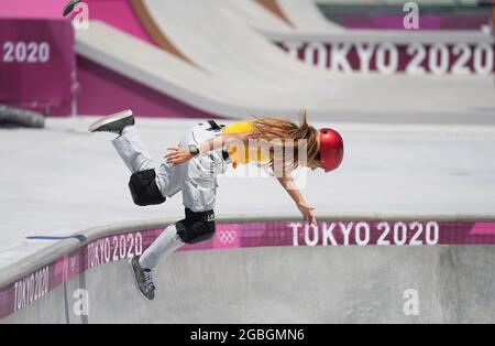 Tokyo, Japon. 4 août 2021. Dora Varella, du Brésil, se réchauffe avant la finale du skateboard au parc des femmes aux Jeux Olympiques de Tokyo en 2020, à Tokyo, au Japon, le 4 août 2021. Credit: Li GA/Xinhua/Alay Live News Banque D'Images