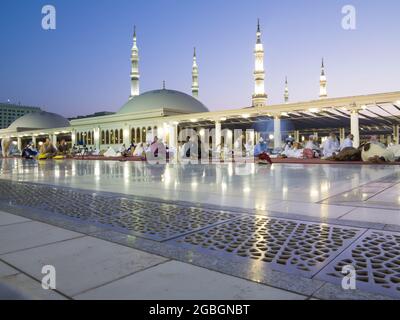 Kaaba la sainte mosquée de la Mecque avec les pèlerins musulmans du Hajj priant dans la foule 2013 2014 Banque D'Images