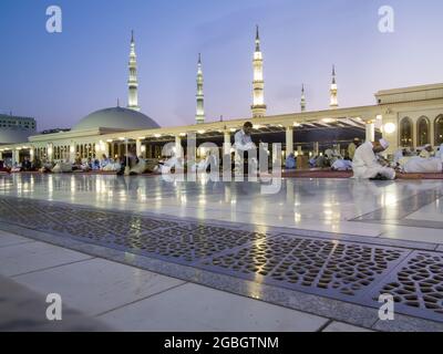 Kaaba la sainte mosquée de la Mecque avec les pèlerins musulmans du Hajj priant dans la foule 2013 2014 Banque D'Images