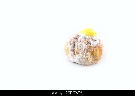 Gros plan de beignets croustillants de sucre en poudre doux sur fond blanc Banque D'Images