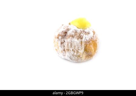 Gros plan de beignets croustillants de sucre en poudre doux sur fond blanc Banque D'Images