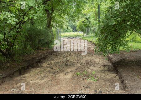 Préparation sur le chantier pour la pose de pavés. Construction d'un trottoir dans un parc de la ville Banque D'Images