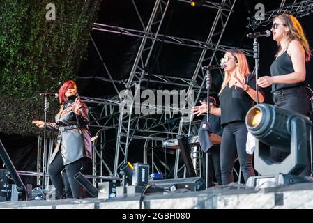 Gabrielle Singer, se interprétant au festival de musique Fantasia à Maldon, Essex, Royaume-Uni. Premier concert après la pandémie de COVID 19. Chanteurs de groupe et de soutien Banque D'Images