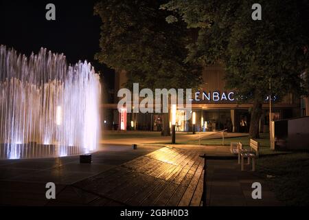 MUNICH, ALLEMAGNE - 20 juillet 2021 : une fontaine ronde la nuit à Lenbachhaus Banque D'Images
