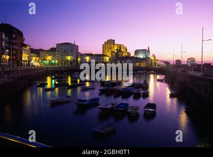 Vue sur le port, vue de nuit. Castro Urdiales, Cantabrie, Espagne. Banque D'Images