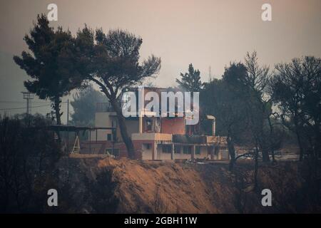 Varibobi, Grèce. 04e août 2021. Les flammes s'élèvent d'une maison en feu dans la région de Varibobi, au nord d'Athènes. Credit: Angelos Tzortzinis/DPA/Alay Live News Banque D'Images