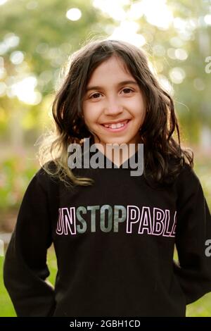 portrait d'une jolie fille brune avec un grand sourire sur place Banque D'Images