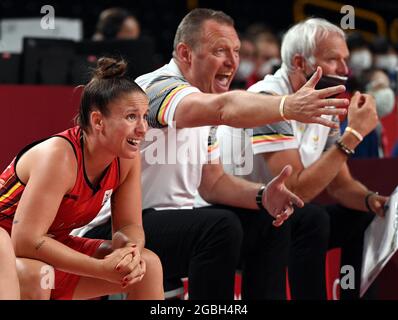 Marjorie Carpreaux, Belge Cats, Philip Mestdagh, entraîneur-chef des Cats belges, et Pierre Cornia, entraîneur-adjoint des Cats belges, photographiés lors d'un match de basket-ball Banque D'Images