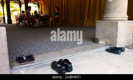 SÉOUL, CORÉE DU SUD - 04 juillet 2015 : Séoul, Corée du Sud - 4 juillet 2015 : les personnes se reposant dans une maison au palais de Deoksugung, laissant des chaussures à l'entrée, s'assoient Banque D'Images