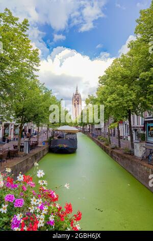 Vue sur un canal avec la vieille église dans le centre historique de Delft, pays-Bas Banque D'Images