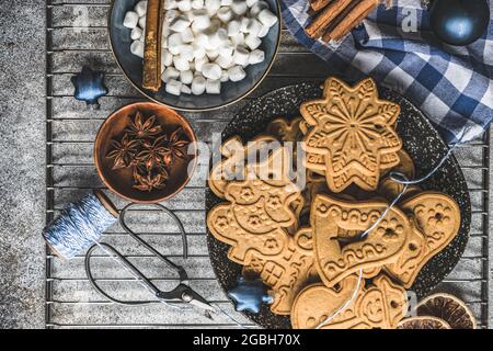 Vue en hauteur des biscuits de Noël en pain d'épice assortis, des guimauves miniatures et des épices Banque D'Images