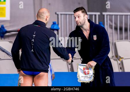 TOKYO, JAPON - AOÛT 4 : Pietro Figlioli, de l'Italie, Filip Filipovic, de Serbie, lors du tournoi olympique de Tokyo 2020, lors du quart-finale des hommes entre l'équipe Italie et l'équipe Serbie au centre de Tatsumi Waterpolo le 4 août 2021 à Tokyo, Japon (photo de Marcel ter Bals/Orange Pictures) Banque D'Images