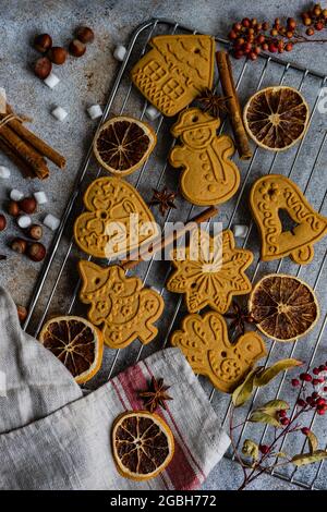 Assortiment de biscuits de Noël au pain d'épice sur un panier de refroidissement en métal Banque D'Images