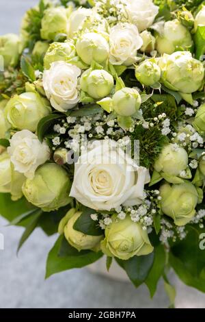 botanique, bouquet de roses blanches, POUR L'ACCUEIL/L'UTILISATION DE CARTES POSTALES DANS GERME.SPEAK.C CERTAINES RESTRICTIONS PEUVENT S'APPLIQUER Banque D'Images