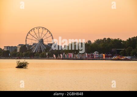 2021.07.23. Hongrie, Siofok. Soleil landscape dans le lac Balaton. Inclus avec la grande roue et la plage de Plazs. Des couleurs exceptionnelles pour l'heure d'or. C'est fourre-tout Banque D'Images