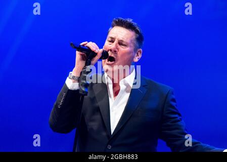 Tony Hadley chantant avec son groupe The Fabulous TH Band au festival de musique Fantasia à Maldon, Essex, Royaume-Uni. Premier concert après l'arrêt de la pandémie de COVID Banque D'Images