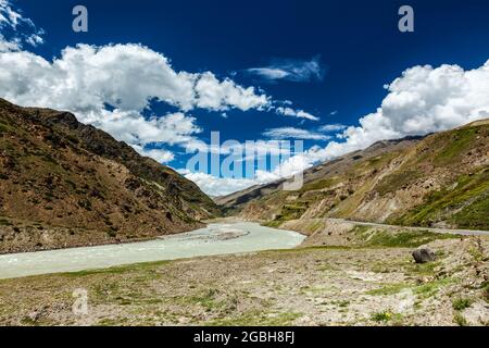 Rivière Chandra dans la vallée de Lahaul dans l'Himalaya Banque D'Images