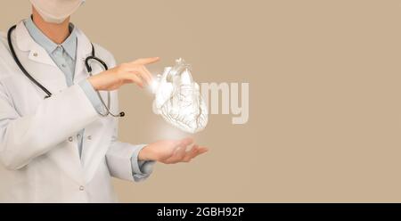 Femme médecin tenant un dessin volumétrique virtuel du cœur en main. Organe humain main, espace de copie sur le côté droit, couleur beige. Hôpital de soins de santé se Banque D'Images