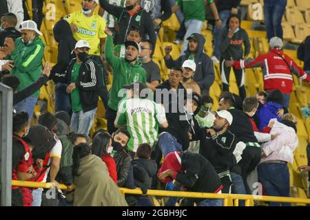 3 août 2021: Les fans de l'Atletico Nacional et de l'Independiente Santa Fe se battent pendant le match entre ces 2 équipes pour la Ligue BetPlay Dimayor (Credit image: © Daniel Garzon Herazo/ZUMA Press Wire) Banque D'Images