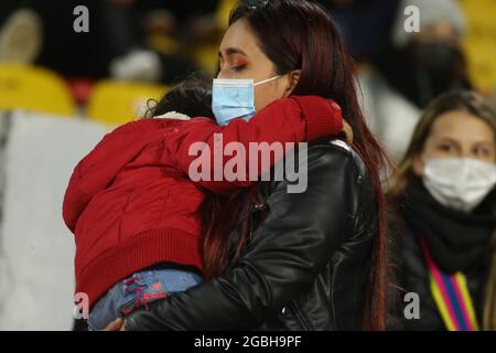 3 août 2021: Une mère prend son fils dans les bras pendant le combat entre Atletico Nacional et Independiente les fans de Santa Fe se battent pendant le match entre ces 2 équipes pour la BetPlay Dimayor League (Credit image: © Daniel Garzon Herazo/ZUMA Press Wire) Banque D'Images