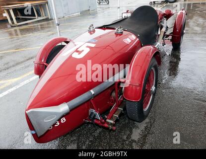 Vue des trois quarts arrière d'un modèle Aston Martin 2 litres Speed, dans le National Paddock, pendant le Silverstone Classic 2021 Banque D'Images