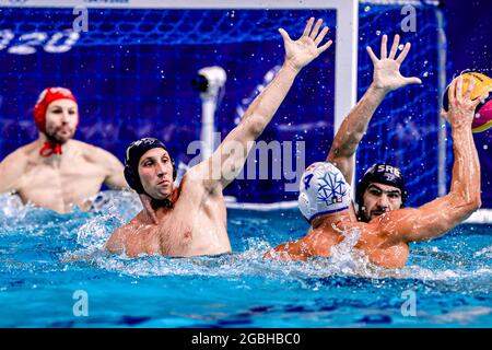 TOKYO, JAPON - AOÛT 4 : Andrija Prlainovic de Serbie, Pietro Figlioli d'Italie lors du tournoi de water-polo olympique de Tokyo 2020, match de quart-finale entre l'équipe Italie et l'équipe Serbie au centre de Tatsumi Waterpolo le 4 août 2021 à Tokyo, Japon (photo de Marcel ter Pals/Orange Pictures) Banque D'Images