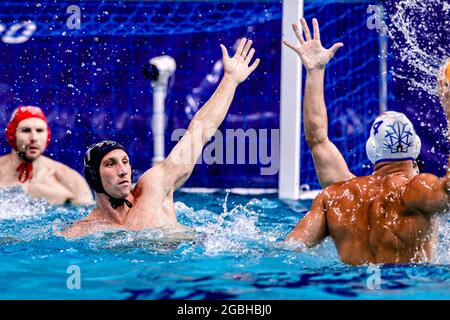 TOKYO, JAPON - AOÛT 4 : Andrija Prlainovic de Serbie, Pietro Figlioli d'Italie lors du tournoi de water-polo olympique de Tokyo 2020, match de quart-finale entre l'équipe Italie et l'équipe Serbie au centre de Tatsumi Waterpolo le 4 août 2021 à Tokyo, Japon (photo de Marcel ter Pals/Orange Pictures) Banque D'Images