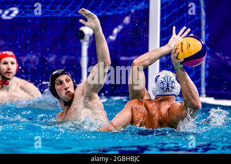 TOKYO, JAPON - AOÛT 4 : Andrija Prlainovic de Serbie, Pietro Figlioli d'Italie lors du tournoi de water-polo olympique de Tokyo 2020, match de quart-finale entre l'équipe Italie et l'équipe Serbie au centre de Tatsumi Waterpolo le 4 août 2021 à Tokyo, Japon (photo de Marcel ter Pals/Orange Pictures) Banque D'Images