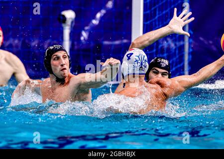 TOKYO, JAPON - AOÛT 4 : Andrija Prlainovic de Serbie, Pietro Figlioli d'Italie lors du tournoi de water-polo olympique de Tokyo 2020, match de quart-finale entre l'équipe Italie et l'équipe Serbie au centre de Tatsumi Waterpolo le 4 août 2021 à Tokyo, Japon (photo de Marcel ter Pals/Orange Pictures) Banque D'Images