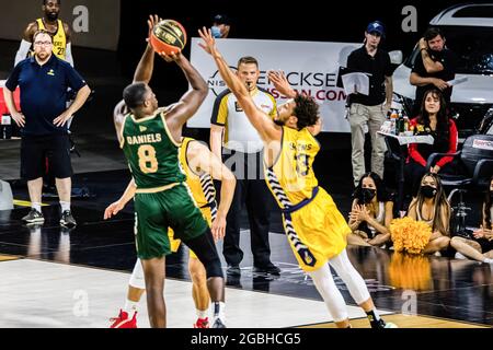 Edmonton, Canada. 02 août 2021. Travis Daniels (8) des Rattlers de la Saskatchewan vus en action pendant le match de la Ligue canadienne de basket-ball élite de 2021 entre les Rattlers de la Saskatchewan et les Edmonton Stingers au Edmonton Expo Centre. (Note finale; Saskatchewan Rattlers 78:85 Edmonton Stingers) crédit: SOPA Images Limited/Alay Live News Banque D'Images