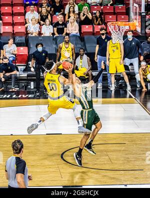 Edmonton, Canada. 02 août 2021. Matthieu Kamba (10) d'Edmonton Stingers vu en action pendant le match de la Ligue canadienne élite de basket-ball 2021 entre Saskatchewan Rattlers et Edmonton Stingers au Edmonton Expo Centre. (Note finale; Saskatchewan Rattlers 78:85 Edmonton Stingers) crédit: SOPA Images Limited/Alay Live News Banque D'Images