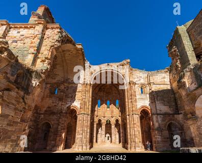 Vieilles colonnes de cathédrale abandonnées et dôme avec touristes flous Banque D'Images