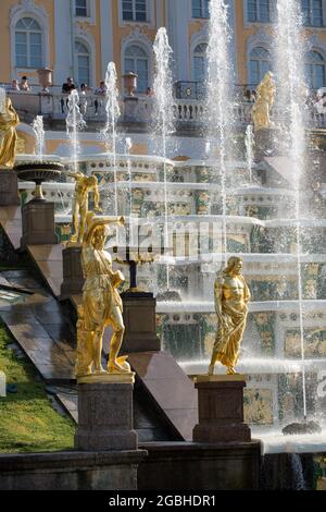 Saint-Pétersbourg, Peterhof, Russie - juillet 09 2021 : Palais du Grand pétergof et fontaines de Grand Cascade Banque D'Images