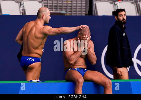 TOKYO, JAPON - AOÛT 4 : Pietro Figlioli, d'Italie, Michael Bodegas, d'Italie, a été déçu lors du tournoi olympique de water-polo de Tokyo 2020, lors du quart-finale entre l'équipe Italie et l'équipe Serbie, au Tatsumi Waterpolo Centre, le 4 août 2021 à Tokyo, Japon (photo de Marcel ter Bals/Orange Pictures) Banque D'Images