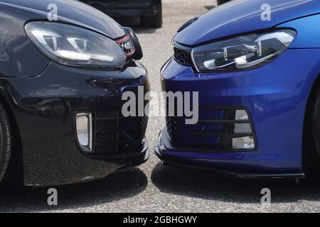 Gros plan de deux pare-chocs de voiture l'un devant l'autre. Banque D'Images