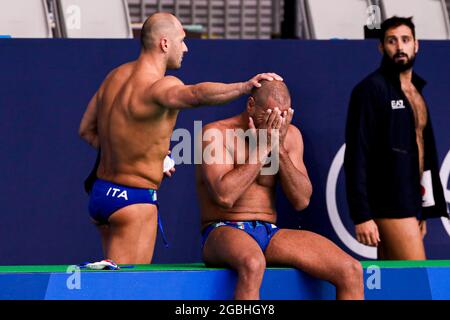 TOKYO, JAPON - 4 AOÛT : Pietro Figlioli, d'Italie, Michael Bodegas, d'Italie, déçu après la défaite du tournoi de water-polo olympique de Tokyo 2020, lors du quart-finale entre Team Italie et Team Serbie au Tatsumi Waterpolo Centre le 4 août 2021 à Tokyo, Japon (photo de Marcel ter Pals/Orange Pictures) Banque D'Images