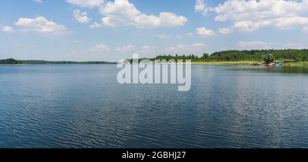 vue panoramique sur le bord du lac de Krakower See dans le Mecklembourg avec des bungalows Banque D'Images