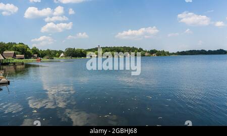 vue panoramique sur le bord du lac de Krakower See dans le Mecklembourg avec des bungalows Banque D'Images