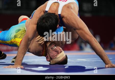 Chiba, Japon. 4 août 2021. Kumar Ravi, de l'Inde (UP), combat avec Nuri lam Sanayev, du Kazakhstan, pendant la demi-finale de 57kg libre de lutte des hommes aux Jeux Olympiques de Tokyo 2020 à Chiba, au Japon, le 4 août 2021. Crédit : Wang Yuguo/Xinhua/Alay Live News Banque D'Images