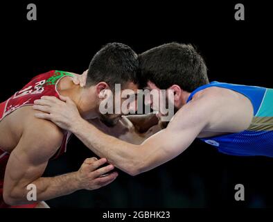 Chiba, Japon. 4 août 2021. Zavur Uguev (R) du ROC lutte avec Reza Atrinagharchi d'Iran pendant la demi-finale libre de 57kg aux Jeux Olympiques de Tokyo 2020 à Chiba, au Japon, le 4 août 2021. Crédit : Wang Yuguo/Xinhua/Alay Live News Banque D'Images