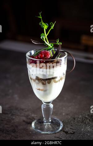 tiramisu dessert avec baies dans un verre sur la table. Banque D'Images