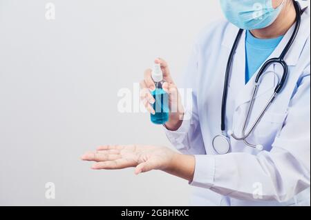 Le médecin vaporise du désinfectant pour les mains ou un distributeur de gel pour nettoyer les mains et tuer les virus et les bactéries pour les patients par exemple. Santé médicale personnes et maladie p Banque D'Images