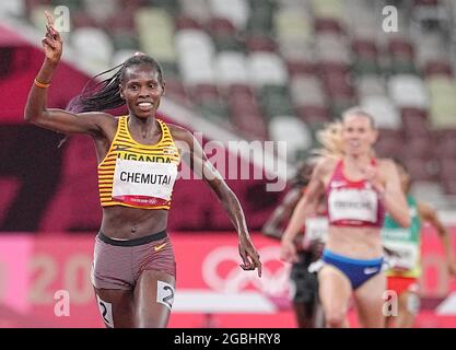 Tokio, Japon. 04e août 2021. Athlétisme : Jeux olympiques, 3000m steeplechase, femmes, au stade olympique. Peruth Chemutai, originaire d'Ouganda, est acclamer à l'arrivée. Credit: Michael Kappeller/dpa/Alay Live News Banque D'Images