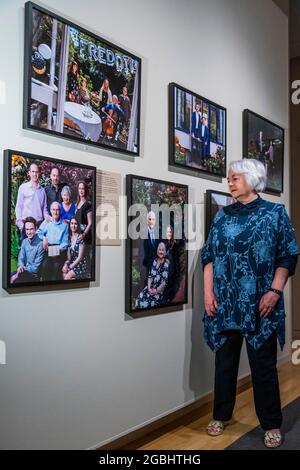 Londres, Royaume-Uni. 4 août 2021. Joan Salter MBE, une survivantes de l'Holocauste, à côté de son portrait - générations : portraits de survivants de l'Holocauste une nouvelle exposition à IWM Londres. En cours du 6 août 2021 au 7 janvier 2022, il s'agit d'une nouvelle exposition de photographie à l'IWM de Londres qui réunit plus de 50 portraits contemporains de survivants de l'Holocauste et de leurs familles. Crédit : Guy Bell/Alay Live News Banque D'Images