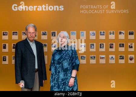 Londres, Royaume-Uni. 4 août 2021. John Hajdu MBE et Joan Salter MBE, survivants de l'Holocauste - générations : portraits des survivants de l'Holocauste une nouvelle exposition à IWM Londres. En cours du 6 août 2021 au 7 janvier 2022, il s'agit d'une nouvelle exposition de photographie à l'IWM de Londres qui réunit plus de 50 portraits contemporains de survivants de l'Holocauste et de leurs familles. Crédit : Guy Bell/Alay Live News Banque D'Images