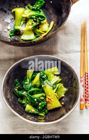 Deux bols de Stir-Fried Pak Choi avec des chopsticks sur une table - FOOPPIX BLANC Banque D'Images