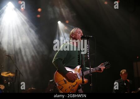 Paul Weller, musicien, chanteur et compositeur anglais, se présente sur scène au Waterfront Hall de Belfast. Banque D'Images