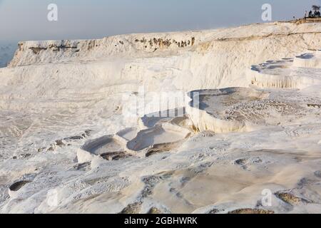 Le carbonate traverse les piscines naturelles pendant. Turquie Banque D'Images